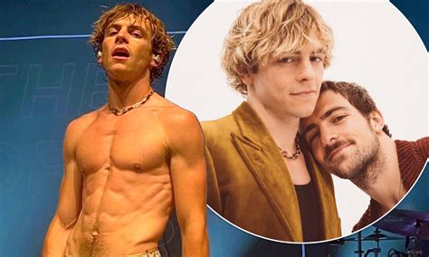 ross lynch sexy|Ross Lynch performed shirtless at a gig and everyone is going。